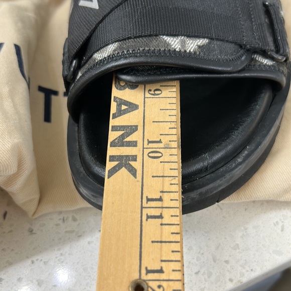 LOUIS VUITTON - Honolulu slides
Size 8.5
Dust cloth
no box - Picture 13 of 13